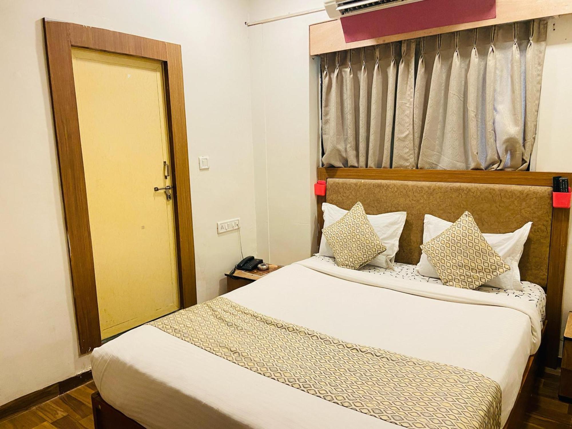 Hotel Abc Satellite Prahlad Nagar أحمد أباد المظهر الخارجي الصورة
